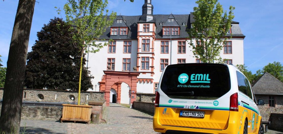 EMIL-Fahrzeug vor dem Schloß in Idstein