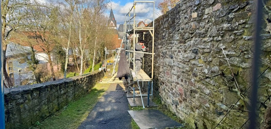 Gerüst mit Arbeiter steht an der Mauer Frölenberg