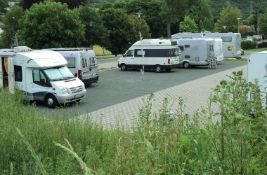 Mehre Wohnmobile stehen auf dem Stellplatz