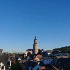 Stadtansicht mit Hexenturm im Hintergrund